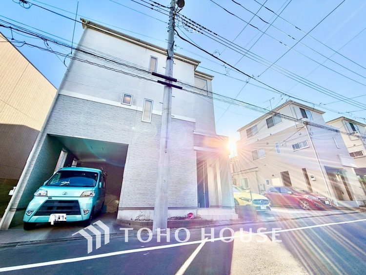 外観 窓を開けベランダに出ると当所なく広がる街と空のスクリーン。風が凪ぎ一時停止する目の前の画面の中、僕は一体何を考えていたのだろう。牧歌な街並みが僕を穏やかにさせてくれる。