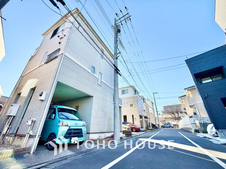 キッチン 【居心地のいい暮らし】には欠かせない眩い採光。ゆったりとした幅の窓からこの空間に降り注ぐ採光が絶えない。明るいリビングこそ居心地のいい暮らしが待っているのだと思う。