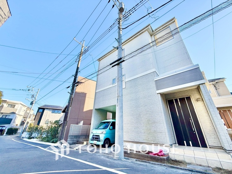 キッチン 【癒しの空間】室内構成に拘り採光とセンスを散りばめた空間。それは『柔らかさ』に似た素敵な居場所。そこに暮らす人のことを考えつくり出したものは『癒し』という心地よい居場所なんだと思う。