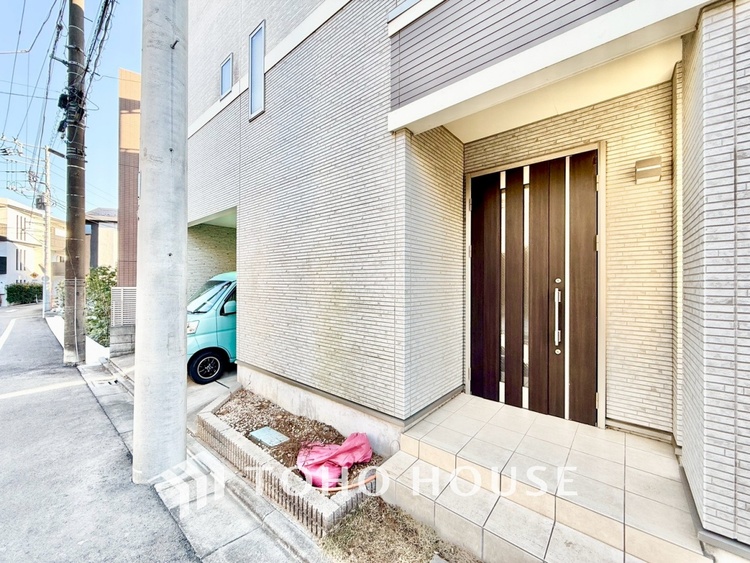 洗面 【Wash basin】十分な大きさの洗面台は収納もさる事ながら、身だしなみチェックや歯磨きなど、朝の慌ただしい時間でもホテルライクなスペースで余裕とゆとりを感じて頂けます。