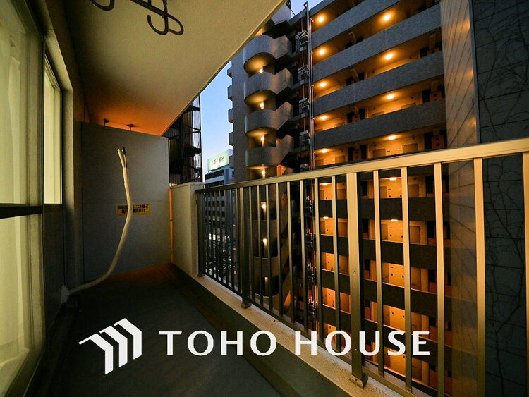 バルコニー 日当たりの良いバルコニーで晴れの日の洗濯物も楽しみになりますね