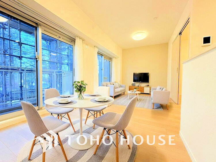 内装 広がりのある住空間、家族が集まるリビング・ダイニング(家具は全てCGです)