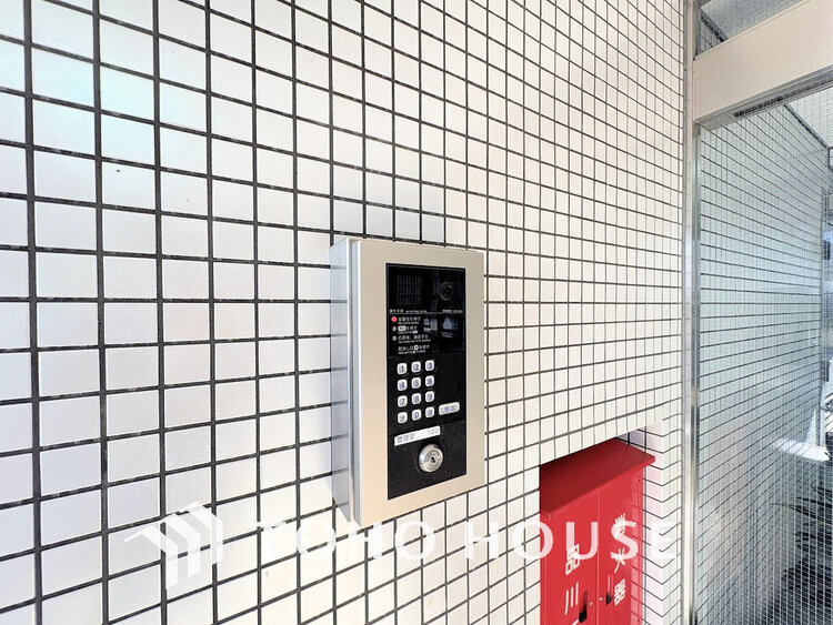 その他 エントランスはオートロック完備で安心のセキュリティ