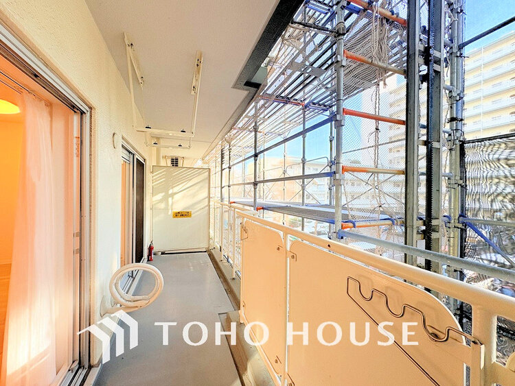 バルコニー 日当たりの良いバルコニーで晴れの日の洗濯物も楽しみになりますね