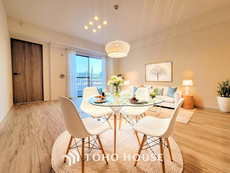 内装 広がりのある住空間、家族が集まるリビング・ダイニング(家具は全てCGです)