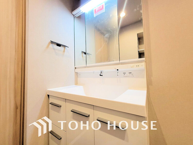 洗面 白を基調とした清潔感のある洗面室で朝の身支度を