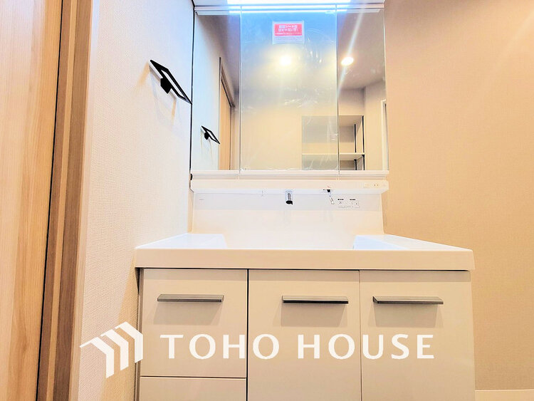 洗面 落ち着きのある色合いでまとめられた洗面室