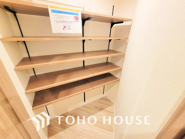 玄関 天井まである玄関収納はご家族分の履物も余裕で収納可能