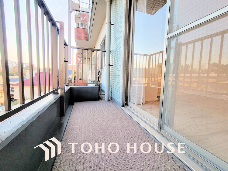 バルコニー 日当たりの良いバルコニーで晴れの日の洗濯物も楽しみになりますね