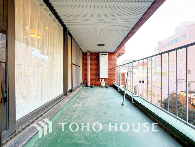 バルコニー 日当たりの良いバルコニーで晴れの日の洗濯物も楽しみになりますね