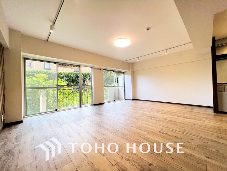 内装 ゆったりとくつろげる上質なリビングダイニングは、あなたの暮らしに価値のある時間を演出してくれます(現地には家具があります)