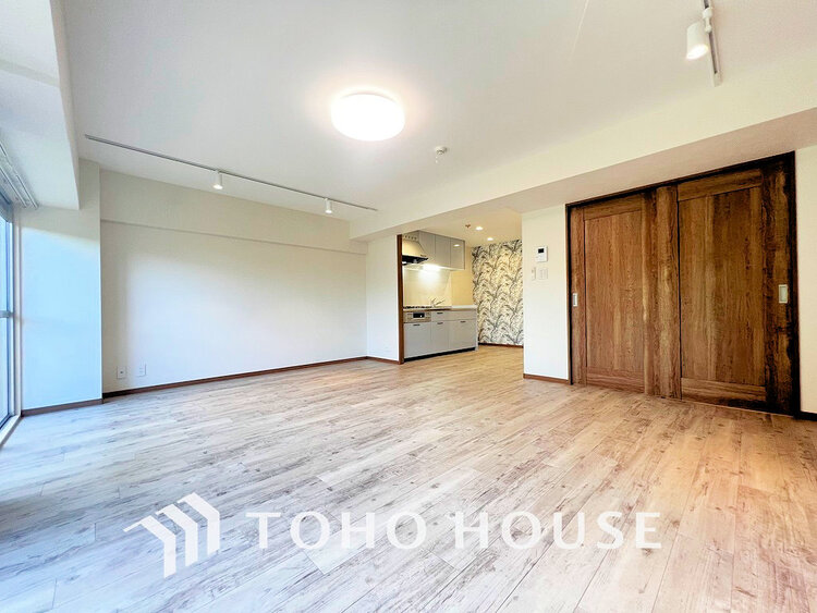 内装 広がりのある住空間、家族が集まるリビング・ダイニング(現地には家具があります)