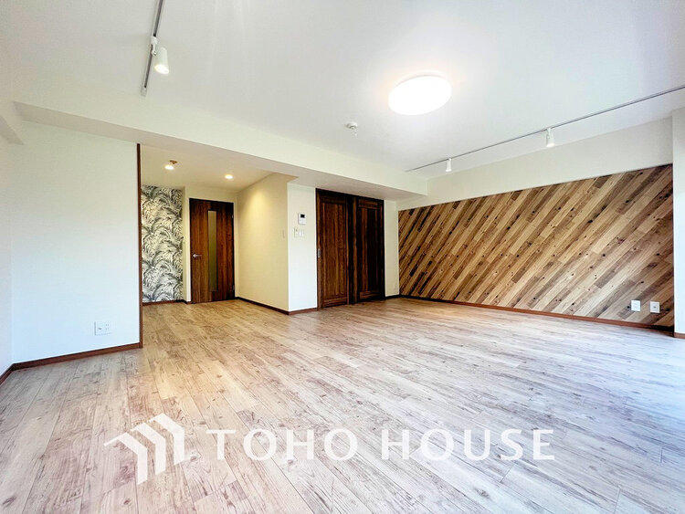 内装 形のきれいなリビングは、お好きな家具を置いて自分好みの空間に(現地には家具があります)