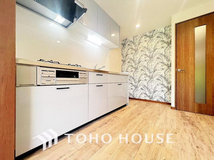 キッチン ホワイト調の清潔感のあるシステムキッチンで、お料理も楽しくできますね(現地には家具があります)
