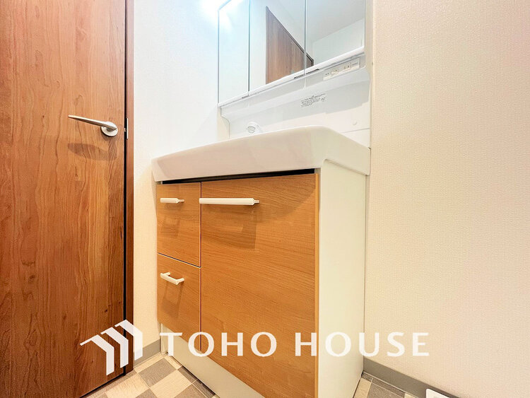 洗面 洗面台には三面鏡を採用。身だしなみを整えやすく収納量も良好です(現地には家具があります)