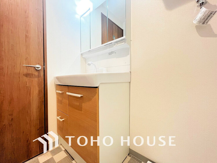 洗面 木の温もりを感じる洗面スペースで朝の身支度を(現地には家具があります)