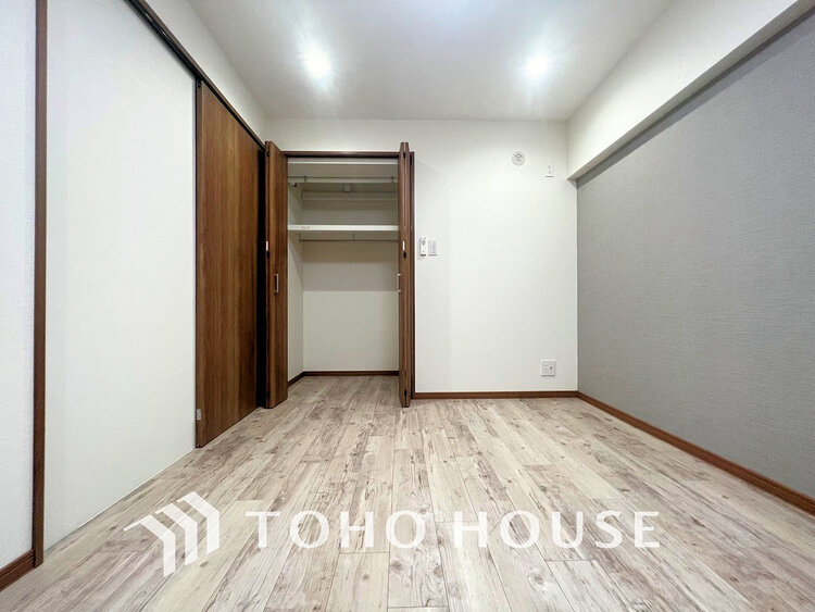 収納 シンプルですっきりとした室内は飽きのこない居心地の良い雰囲気(現地には家具があります)