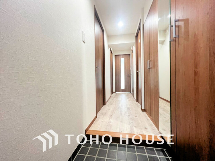 玄関 飾リ過ぎないシンプルな内装と偏り過ぎないデザインの玄関(現地には家具があります)