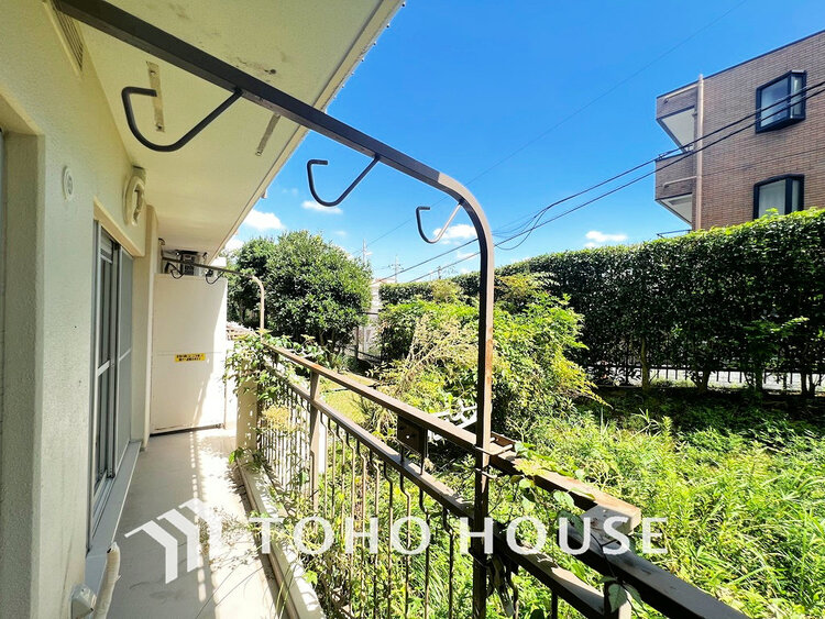 バルコニー 日当たりの良いバルコニーで晴れの日の洗濯物も楽しみになりますね