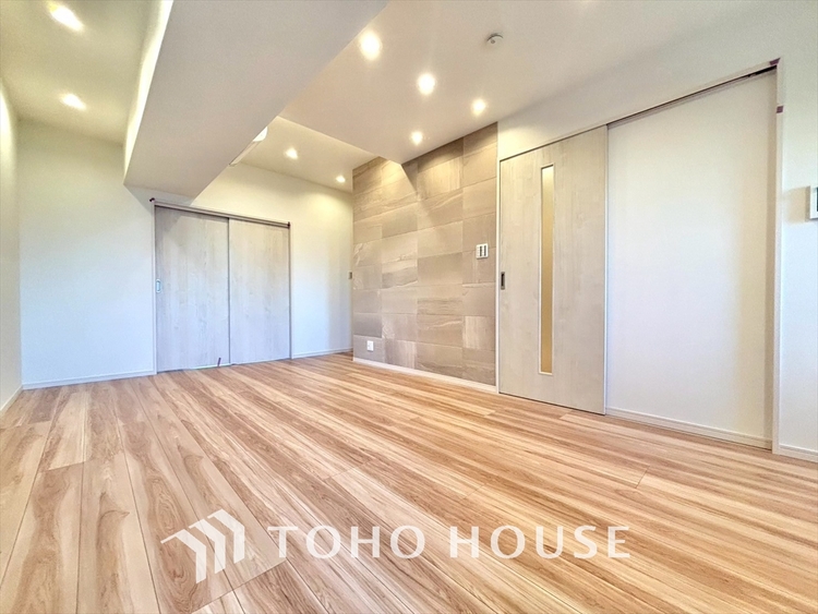 内装 ◆サンサンと◆差し込む太陽の光がこのリビングに笑いをもたらす。ソファの上のクッションがポカポカした暖気にぬくぬくと微睡んでいる。