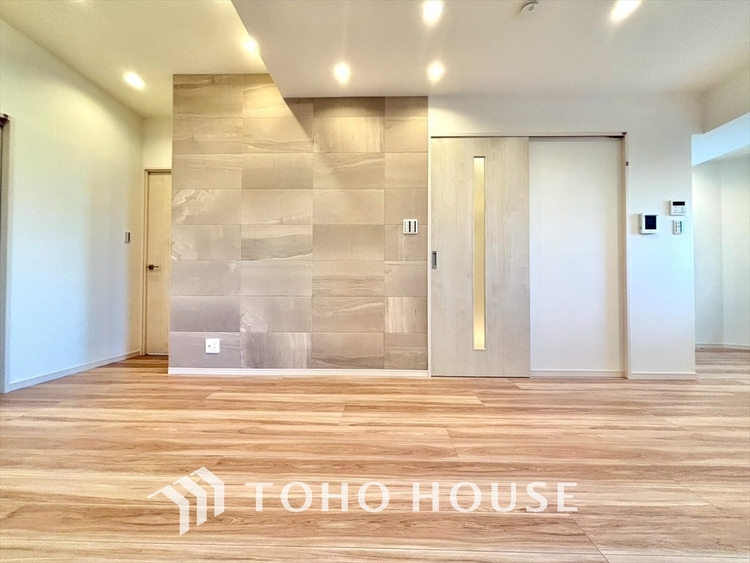 内装 ここはみんなが集い、食事と楽しい会話が始まる場所。話に夢中になりすぎて、ついつい時を忘れ、夜半過ぎになってしまう。そんな束の間の幸せを感じさせてくれます。