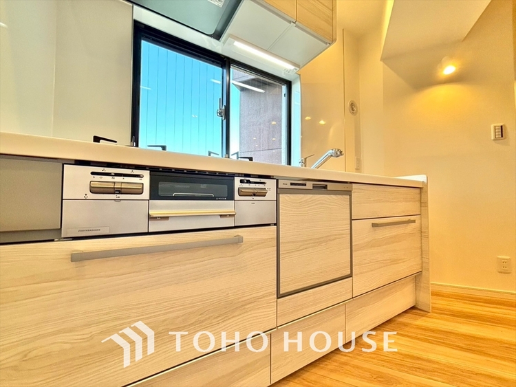 キッチン 手元の収納から、足元の収納までが全てスライド式で、奥のスペースまで有効に活用できます。奥まで上から見渡せるので、たまにしか使わない調理器具もサッと取出せます。