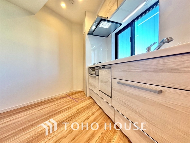 キッチン ◆愛育◆キッチンは家族の絆を育む大切な空間。シンプルで使い易いSystemKitchenで愉しく作る料理は愛情のある美味しいご馳走に。家族で使える広々としたダイニングキッチンです。