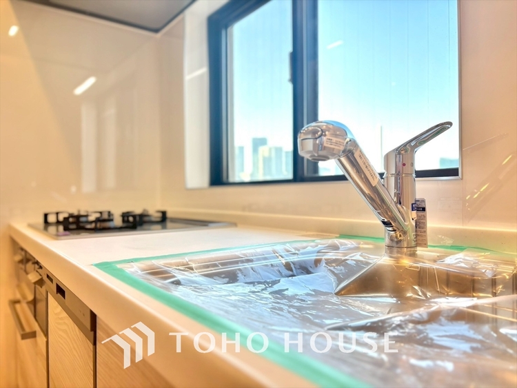 キッチン キッチンは家族の絆を育む大切な空間。シンプルで使い易いシステムキッチンで愉しく作る料理は愛情のある美味しいご馳走に。家族で使えるダイニングキッチンです。