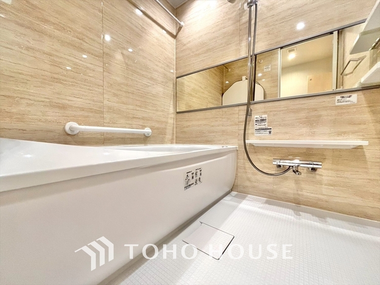 風呂 【浴室】《一日の疲れを落としてくれる場所は、落ち着く場所でなければならない》　高級感溢れるカラーと大きさ・柔らかな曲線で構成された半身浴も楽しめるバスタブが心地よさをもたらします。