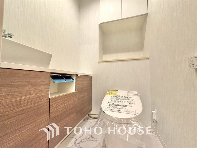 トイレ 清潔感あるホワイト調のクロスと温もり溢れるモダンカラーの床材が見事に調和した本邸宅は、毎日の生活を少しでも快適に過ごして頂ける様に落ち着いた雰囲気作りから行っています。