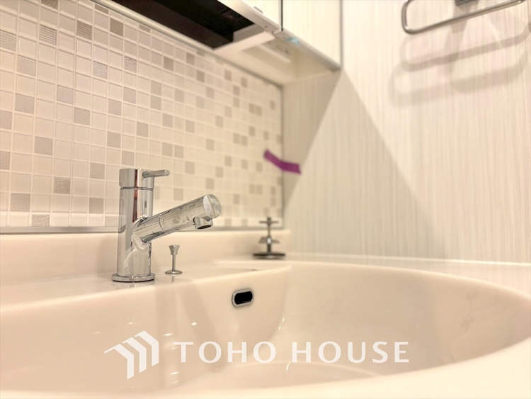 洗面 気持ちの良い朝をつくりだし、夕方には笑顔を取り戻させてくれるミラー。パウダールームはいつでも本来の自分を取り戻せる空間。明るく仕上げてあります。