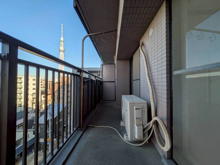 バルコニー 朝の澄んだ空気や、夕方に吹く清々しい風を感じられるバルコニー。