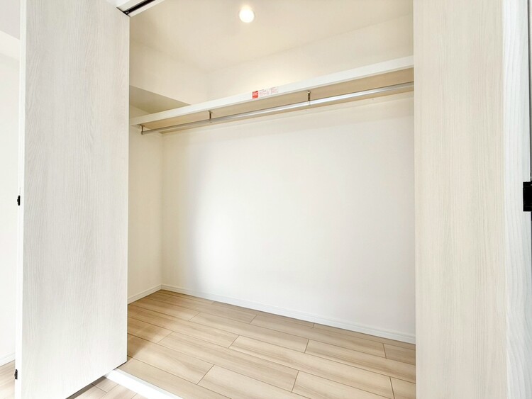 収納 家電やスーツケース、ストック品など何でも片付く嬉しい空間です。