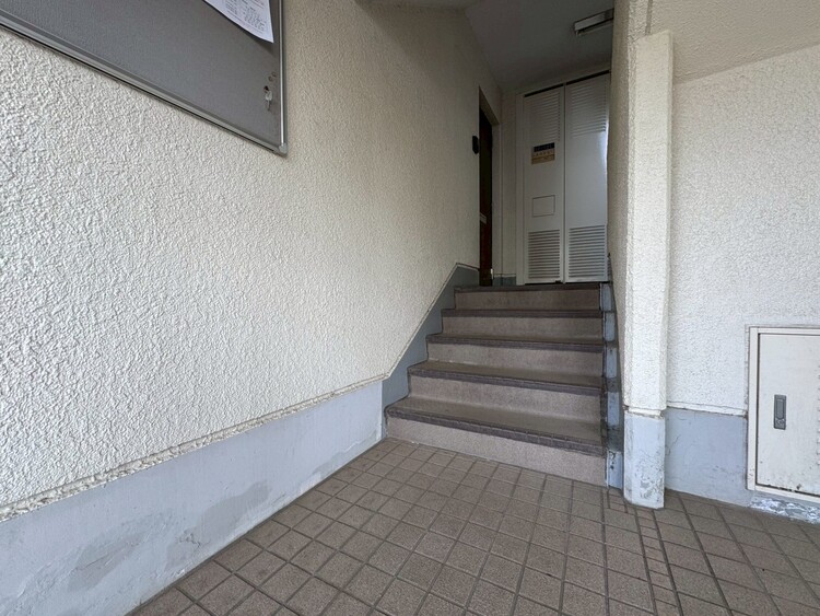 設備 共用部の階段です。明るく清潔に管理されています。