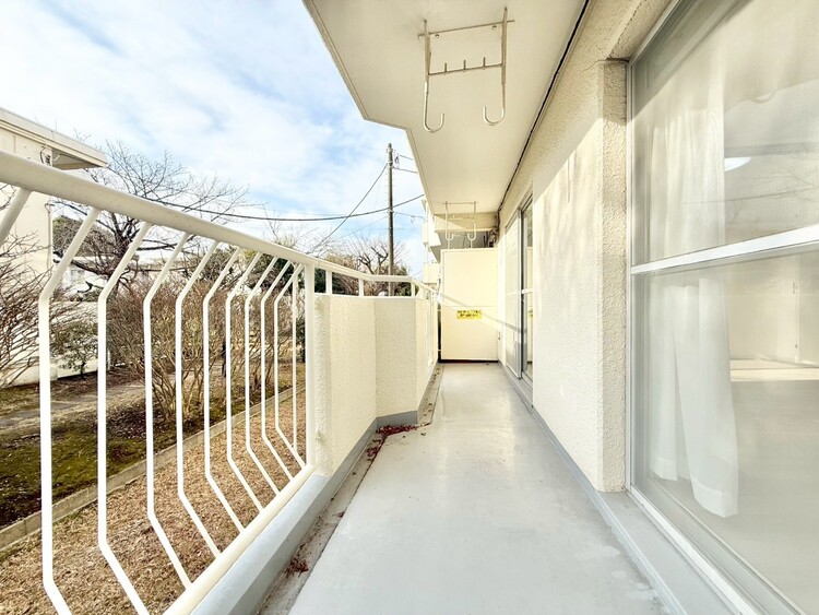 バルコニー 朝の澄んだ空気や、夕方に吹く清々しい風を感じられるバルコニー。