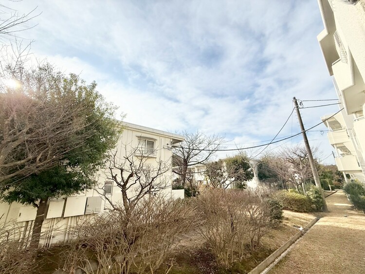 バルコニー 眺望や窓からの景色が良いと、家で過ごす時間も快適です。