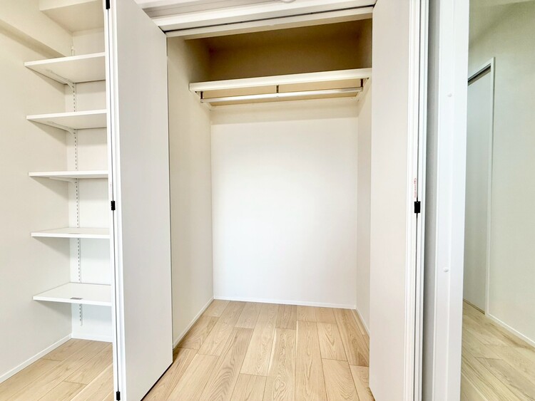 収納 家電やスーツケース、ストック品など何でも片付く嬉しい空間です。