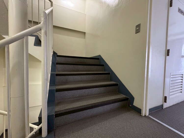設備 共用部の階段です。明るく清潔に管理されています。
