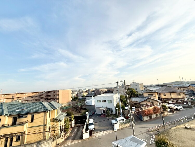 バルコニー 眺望や窓からの景色が良いと、家で過ごす時間も快適です。