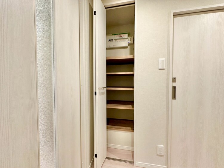 収納 家電やスーツケース、ストック品など何でも片付く嬉しい空間です。