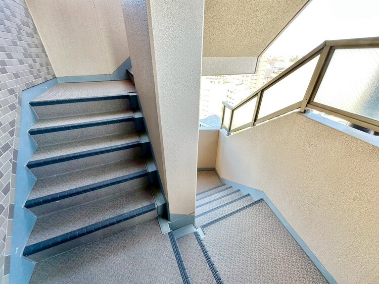 設備 共用部の階段です。明るく清潔に管理されています。