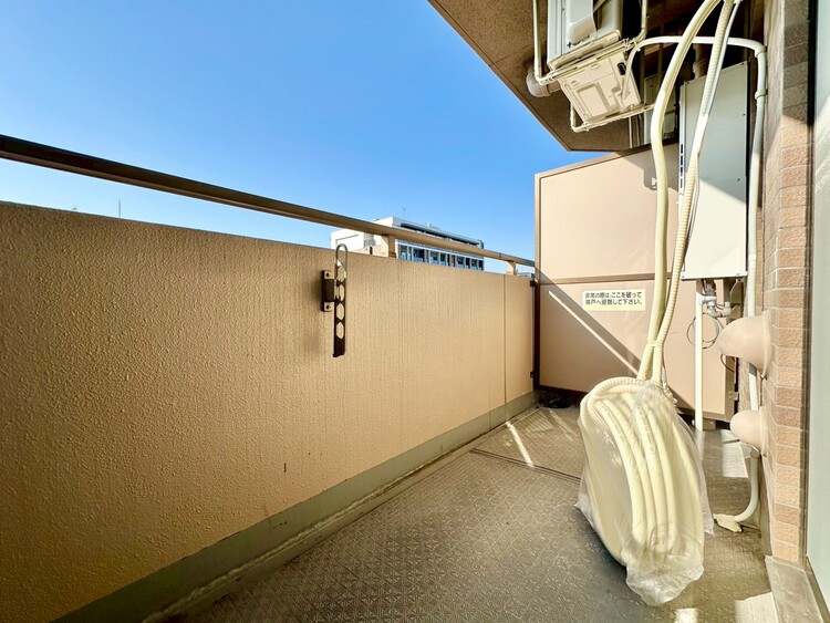 バルコニー 朝の澄んだ空気や、夕方に吹く清々しい風を感じられるバルコニー。