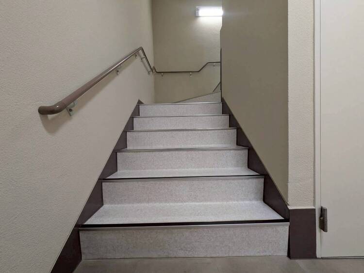 その他 共用部の階段です。明るく清潔に管理されています。