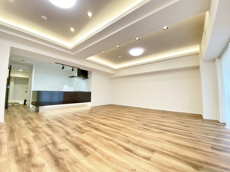 居間 通風・採光に優れ、心地よい光と風が溢れています。