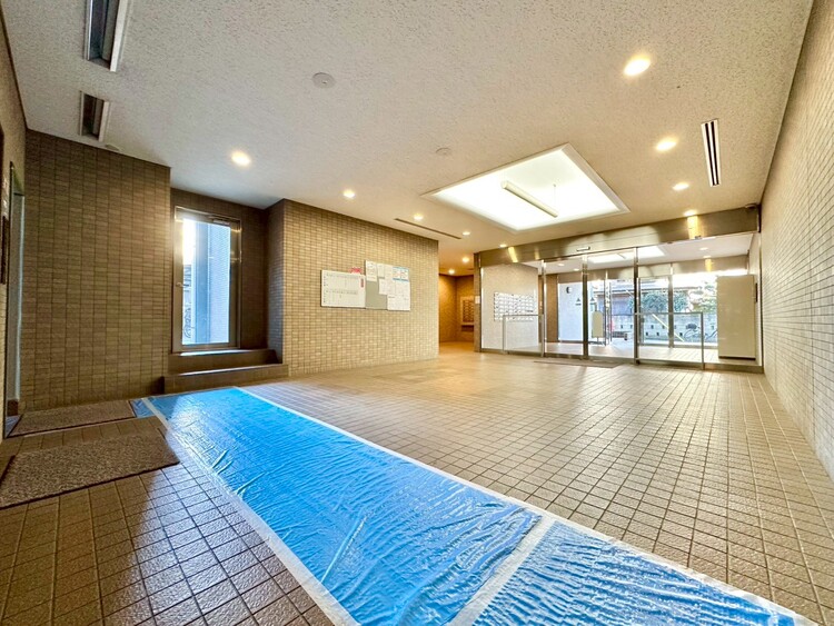 エントランス 綺麗に整備されており、行き届いた管理体制をうかがわせます。