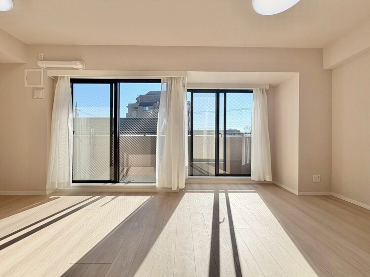 居間 落ち着いた雰囲気に包まれて、伸びやかな空間。