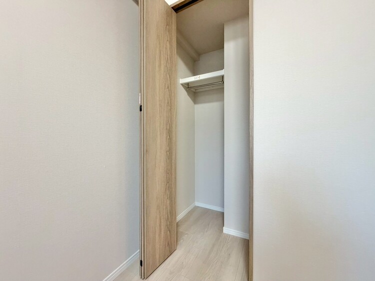 収納 家電やスーツケース、ストック品など何でも片付く嬉しい空間です。