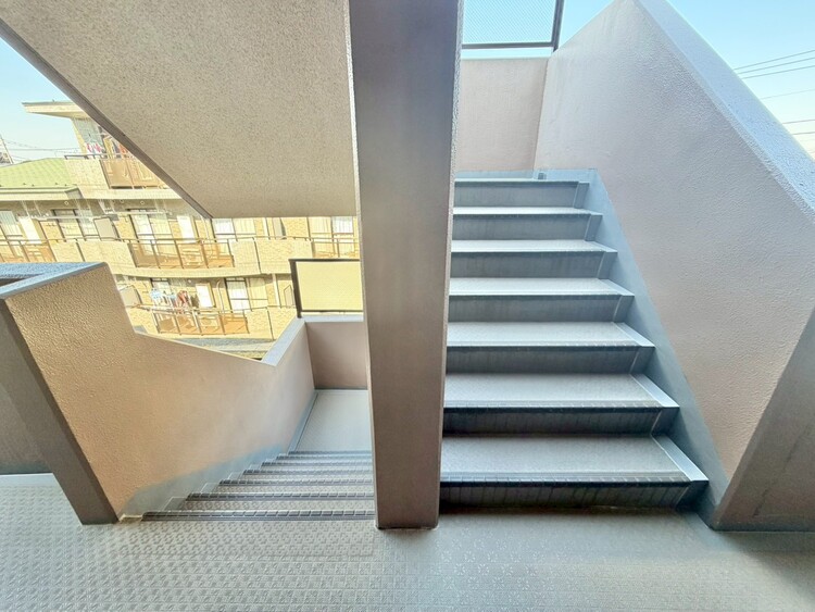 設備 共用部の階段です。明るく清潔に管理されています。