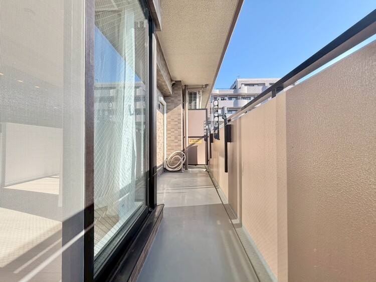 バルコニー 朝の澄んだ空気や、夕方に吹く清々しい風を感じられるバルコニー。