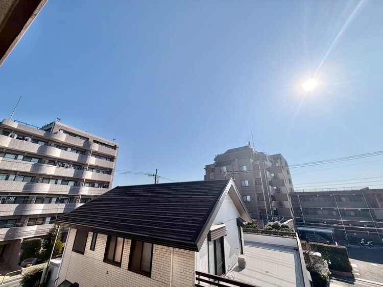 バルコニー 眺望や窓からの景色が良いと、家で過ごす時間も快適です。